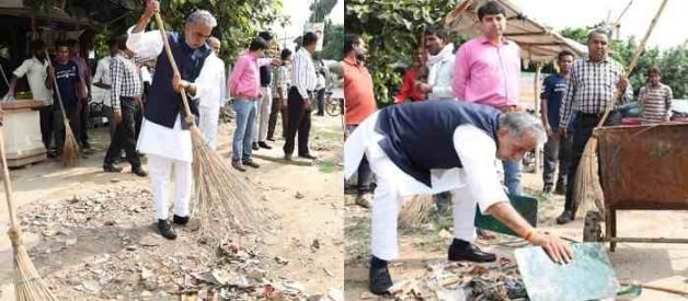 Faridabad News: केंद्रीय मंत्री कृष्णपाल गुर्जर ने झाड़ू लगाकर और कूड़ा उठाकर किया स्वच्छता अभियान का शुभारंभ