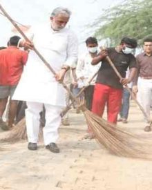 केंद्रीय मंत्री कृष्णपाल गुर्जर ने झाड़ू लगाकर की स्वच्छता अभियान की शुरुआत 