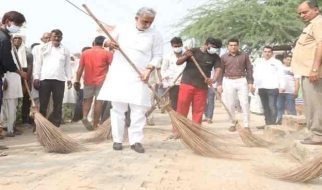 केंद्रीय मंत्री कृष्णपाल गुर्जर ने झाड़ू लगाकर की स्वच्छता अभियान की शुरुआत