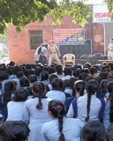  फरीदाबाद: महिला पुलिस ने छात्राओं को साइबर क्राइम और सेक्सटॉर्शन के बारें में किया जागरूक